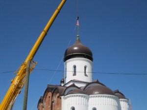 В селе Казанла Базарно-Карабулакского района освятили купола храма во имя святого апостола Иоанна Богослова
