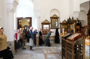 Божественная литургия на Архиерейском подворье — храме в честь иконы Божией Матери «Утоли моя печали» г.Саратова