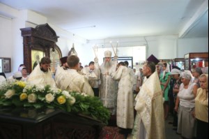Божественная литургия в храме во имя святителя Тихона, епископа Воронежского, Задонского чудотворца г. Саратова
