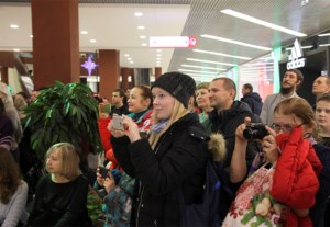 Посетители одного из саратовских торговых центров стали зрителями Рождественского флешмоба