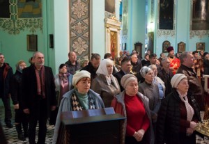 Архиепископ Элистинский и Калмыцкий Юстиниан совершил Божественную литургию и панихиду в Духосошественском храме г. Саратова