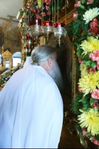 Митрополит Лонгин и Епископ Пахомий совершили Божественную литургию в Троицком соборе и молебен перед главной святыней Саратовской земли — образом Спаса Нерукотворного