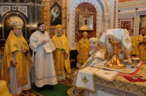 Митрополит Лонгин сослужил Святейшему Патриарху Кириллу на Литургии в кафедральном соборном Храме Христа Спасителя