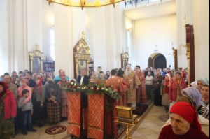 Митрополит Лонгин возглавил Литургию с сурдопереводом