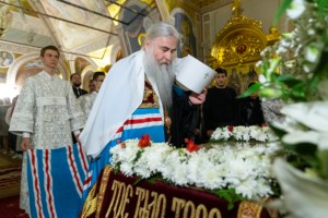 Митрополит Лонгин совершил пасхальное богослужение