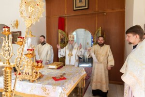 Божественная литургия на Архиерейском подворье — в храме в честь иконы Божией Матери «Утоли моя печали» г. Саратова