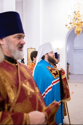 Митрополит Игнатий совершил Божественную литургию в Петропавловском храме Саратова