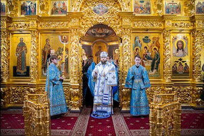 Митрополит Игнатий совершил вечернее богослужение с чтением акафиста Пресвятой Богородице в Свято-Троицком кафедральном соборе г. Саратова