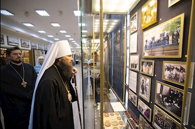 Глава Волгоградской митрополии посетил Музей истории Саратовской митрополии