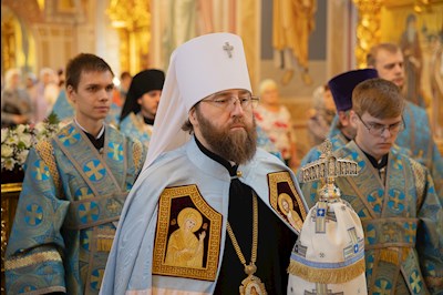 Митрополит Игнатий совершил Божественную литургию в Свято-Троицком кафедральном соборе Саратова