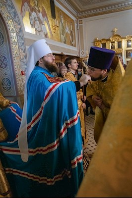 Митрополит Игнатий совершил Божественную литургию в Свято-Троицком кафедральном соборе Саратова