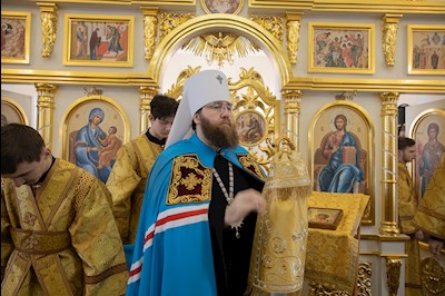 Митрополит Игнатий совершил Божественную литургию в Трехсвятительском храме г. Саратова