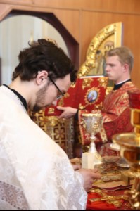 Митрополит Лонгин возглавил Литургию с сурдопереводом