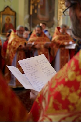 Епископ Тарасий совершил Божественную литургию в Покровском соборе г. Саратова, у ковчега с мощами святого великомученика Георгия Победоносца