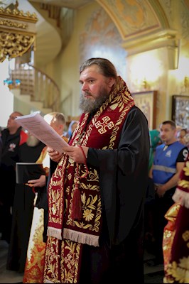 Епископ Тарасий совершил Божественную литургию в Покровском соборе г. Саратова, у ковчега с мощами святого великомученика Георгия Победоносца