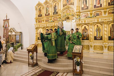 Архиереи Саратовской митрополии совершили Божественную литургию в соборном храме святого благоверного князя Александра Невского г. Ртищево