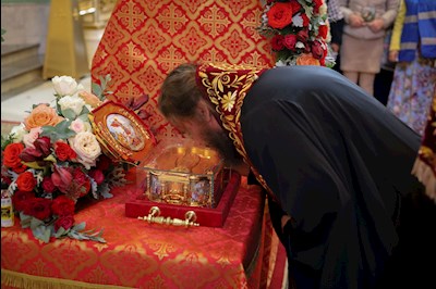 Епископ Тарасий совершил Божественную литургию в Покровском соборе г. Саратова, у ковчега с мощами святого великомученика Георгия Победоносца