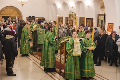 Архиереи Саратовской митрополии совершили Божественную литургию в соборном храме святого благоверного князя Александра Невского г. Ртищево
