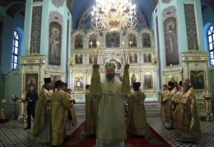 Архиепископ Элистинский и Калмыцкий Юстиниан совершил Божественную литургию в Духосошественском кафедральном соборе города Саратова
