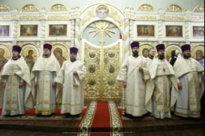 Божественная литургия на Архиерейском подворье — храме во имя преподобного Серафима Саровского г.Саратова