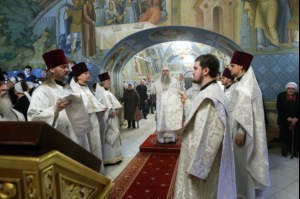 Митрополит Лонгин совершил Царские часы, Изобразительны, Великую вечерню и Крещальную литургию в Свято-Троицком кафедральном соборе Саратова