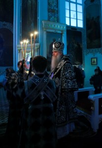 Митрополит Лонгин совершил вечерню с выносом Плащаницы