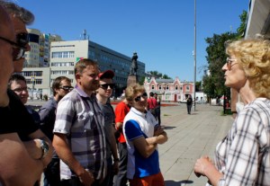 Вокалисты сводного русско-американского мужского хора побывали на обзорной экскурсии по Саратову