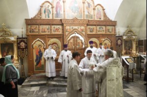Божественная литургия и панихида в храме во имя святителя и чудотворца Николая на Елшанском кладбище г. Саратова
