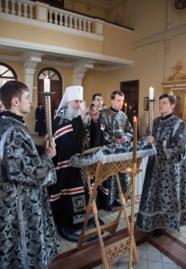Литургия Преждеосвященных Даров на Архиерейском подворье — храме во имя святого апостола и евангелиста Иоанна Богослова при Саратовской православной духовной семинарии