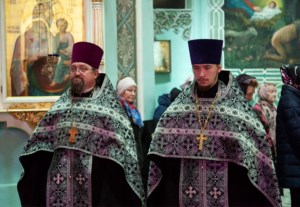 Вечерня с выносом Плащаницы Спасителя в храме в честь Сошествия Святого Духа города Саратова