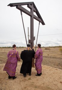 Освящение поклонного креста на въезде в г. Шиханы
