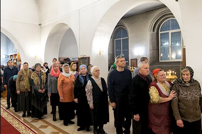 Божественная литургия в храме во имя первоверховных апостолов Петра и Павла г. Саратова