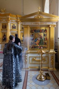 Уставное богослужение на Архиерейском подворье — в храме во имя святого апостола и евангелиста Иоанна Богослова при СПДС