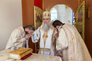 Божественная литургия на Архиерейском подворье — в храме в честь иконы Божией Матери «Утоли моя печали» г. Саратова