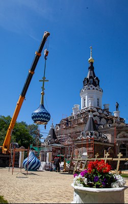 Установлены купола саратовского храма в честь иконы Божией Матери «Утоли моя печали»