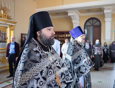 Митрополит Игнатий совершил вечернюю Литургию Преждеосвященных Даров в храме во имя святого апостола и евангелиста Иоанна Богослова при Саратовской православной духовной семинарии