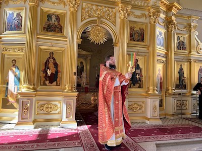 Выпускники СПДС в священном сане совершили богослужение