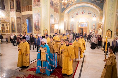Митрополит Игнатий совершил Божественную литургию и молебен на новый год в Покровском соборе г. Саратова
