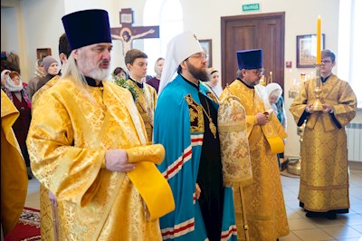 Митрополит Игнатий совершил Божественную литургию в храме святителей Василия Великого, Григория Богослова и Иоанна Златоустого г. Саратова