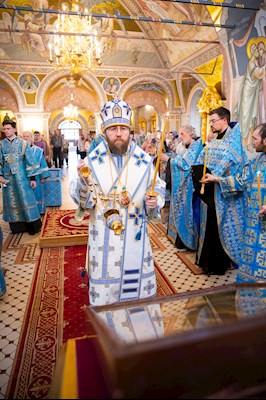 Митрополит Игнатий совершил вечернее богослужение с чтением акафиста Пресвятой Богородице в Свято-Троицком кафедральном соборе г. Саратова