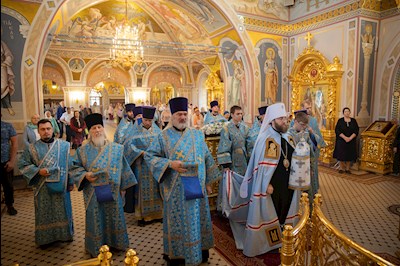 Митрополит Игнатий совершил Божественную литургию в Свято-Троицком кафедральном соборе Саратова