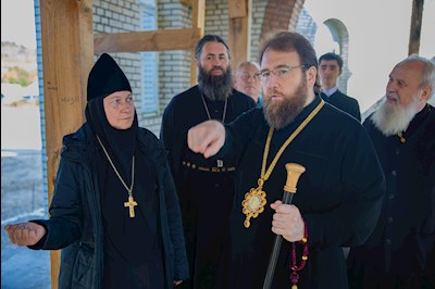 Митрополит Игнатий ознакомился с ходом строительства храма в селе Рыбное