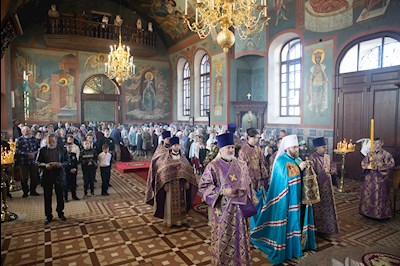 Митрополит Игнатий совершил Божественную литургию в Крестовоздвиженском храме г. Хвалынска