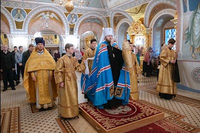Митрополит Игнатий совершил Божественную литургию в Свято-Троицком кафедральном соборе Саратова