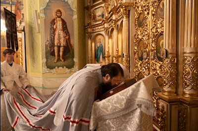 Митрополит Игнатий совершил Великую вечерню в соединении с Литургией святителя Василия Великого и чин Великого освящения воды в Покровском соборе г. Саратова