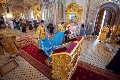 Митрополит Игнатий совершил Божественную литургию в Свято-Троицком кафедральном соборе Саратова