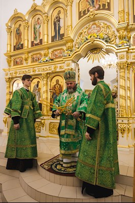 Архиереи Саратовской митрополии совершили Божественную литургию в соборном храме святого благоверного князя Александра Невского г. Ртищево