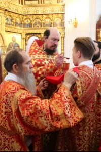 Митрополит Лонгин возглавил Литургию с сурдопереводом