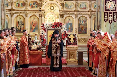 Епископ Тарасий совершил Божественную литургию в Покровском соборе г. Саратова, у ковчега с мощами святого великомученика Георгия Победоносца