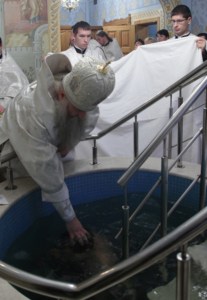 Крещальная литургия в Свято-Троицком соборе Саратова